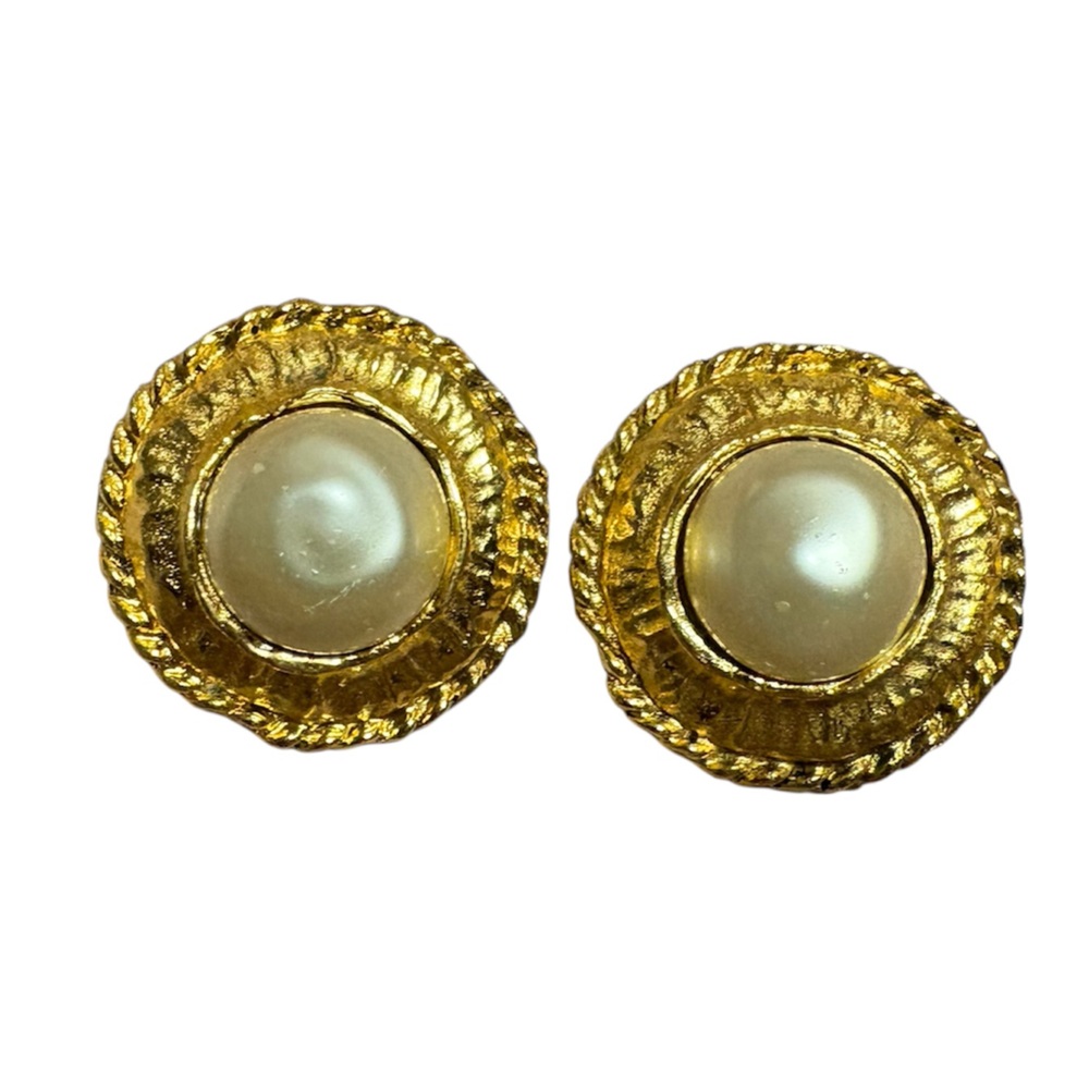 Chanel vintage gold plated/pearl earrings